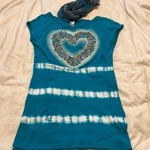 Super cute Women’s tie dye shirt w/scarf